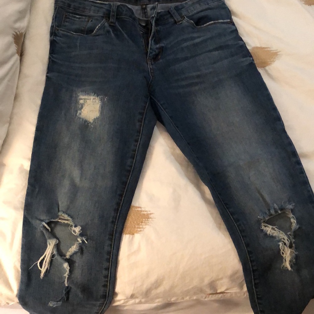 Distressed cropped fray hem jeans